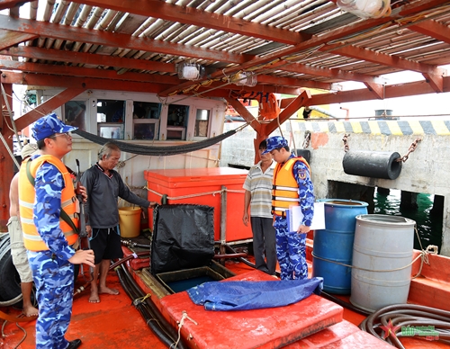 Vùng Cảnh sát biển 4 bắt tàu vận chuyển 25.000 lít dầu DO trái phép